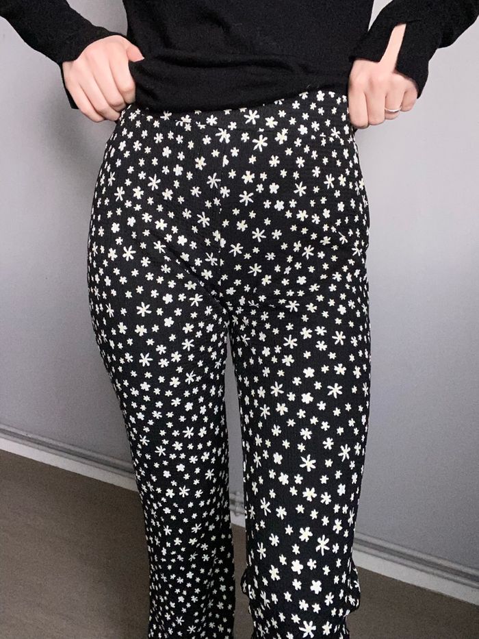 Pantalons noir à motif fleuri Kiabi taille s - photo numéro 4