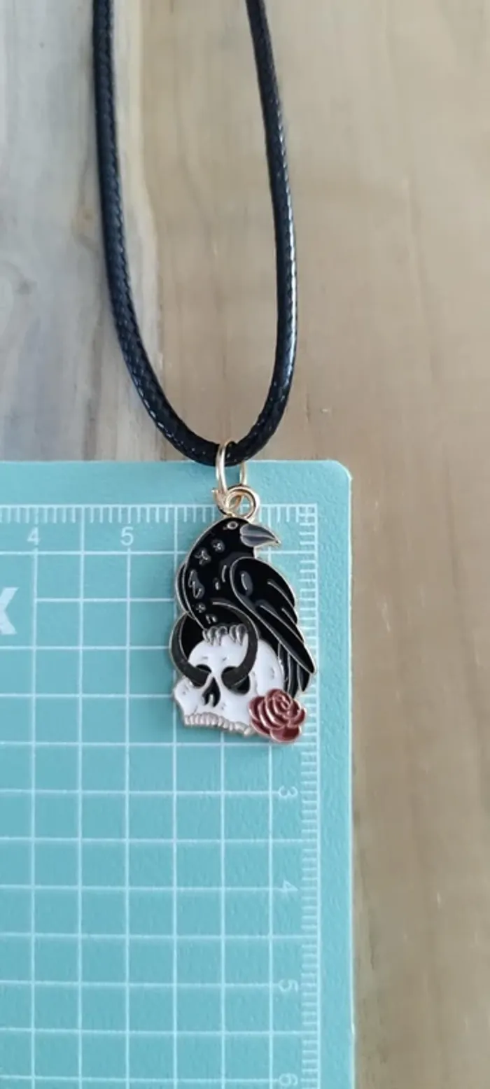 Collier avec pendentif corbeau - photo numéro 3