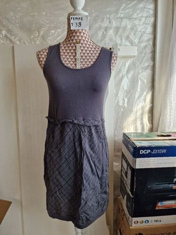 Robe, grise, en viscose &elasthanne, en très très bon état, longueur 85cm, marque Blanche Porte=7€