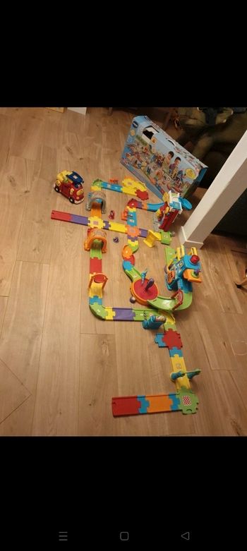 Tut tut le bolide ma ville geante