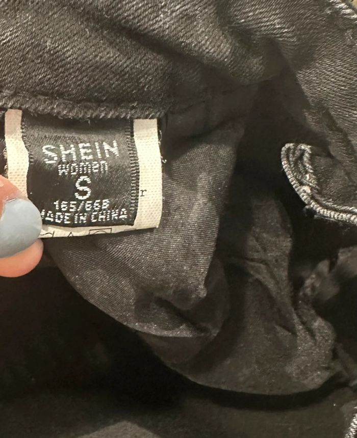 Jean a trou noir taille S shein - photo numéro 3