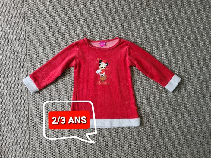 Chemise de nuit chaude ou robe polaire motif "minnie" en bon état. Tissu usé par le temps.
Marque Disney - taille 2/3 ans