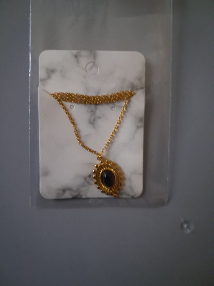 Collier #acierinoxydable doré médaillon solaire noir