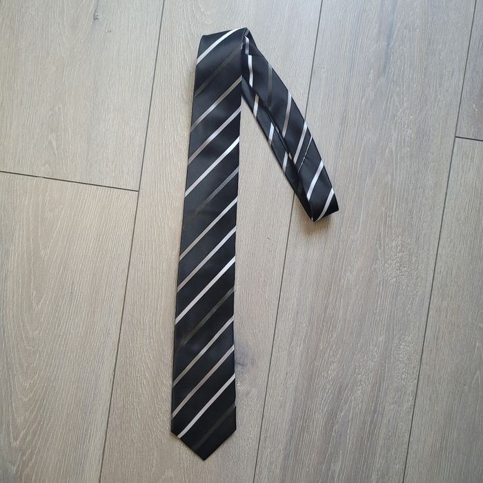 Très jolie cravate noir, gris et blanche rayée. Marque Sergio vitti