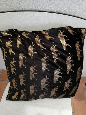 Coussin noir décoré avec des léopards