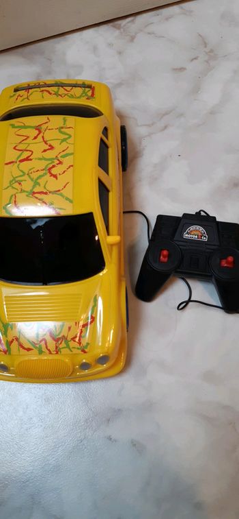 Voiture télécommandée