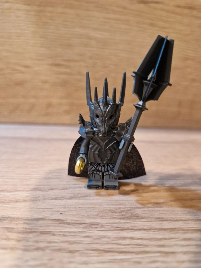 Figurine type lego Sauron avec l'anneau seigneur des anneaux
