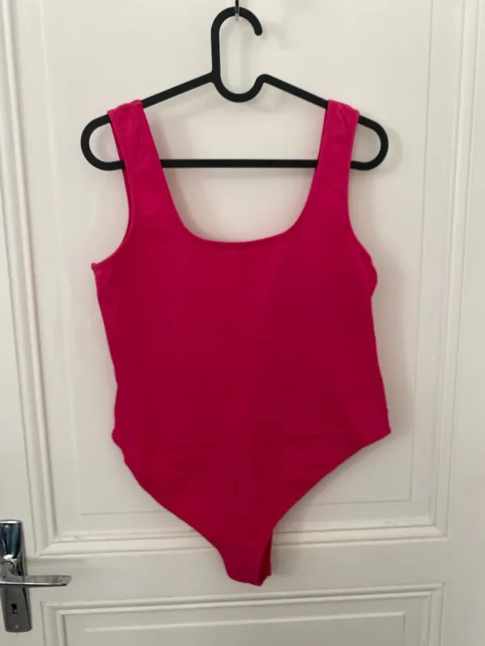 Body à bretelles rose fluo NAKD