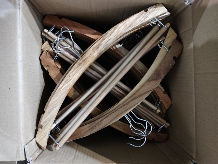 Lot de 60 cintres en Bois