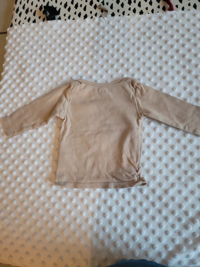 T-shirt manches longues beige uni H&M - Taille 2-4 mois (62 cm) Très bon état - photo numéro 2