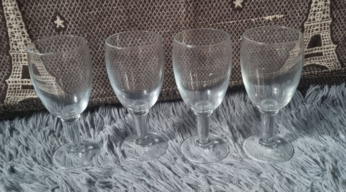 Lot 4 verres à pieds