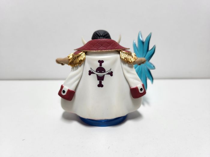 Edward Newgate White Coat Arms Folded One Piece WCF Figurine - photo numéro 3