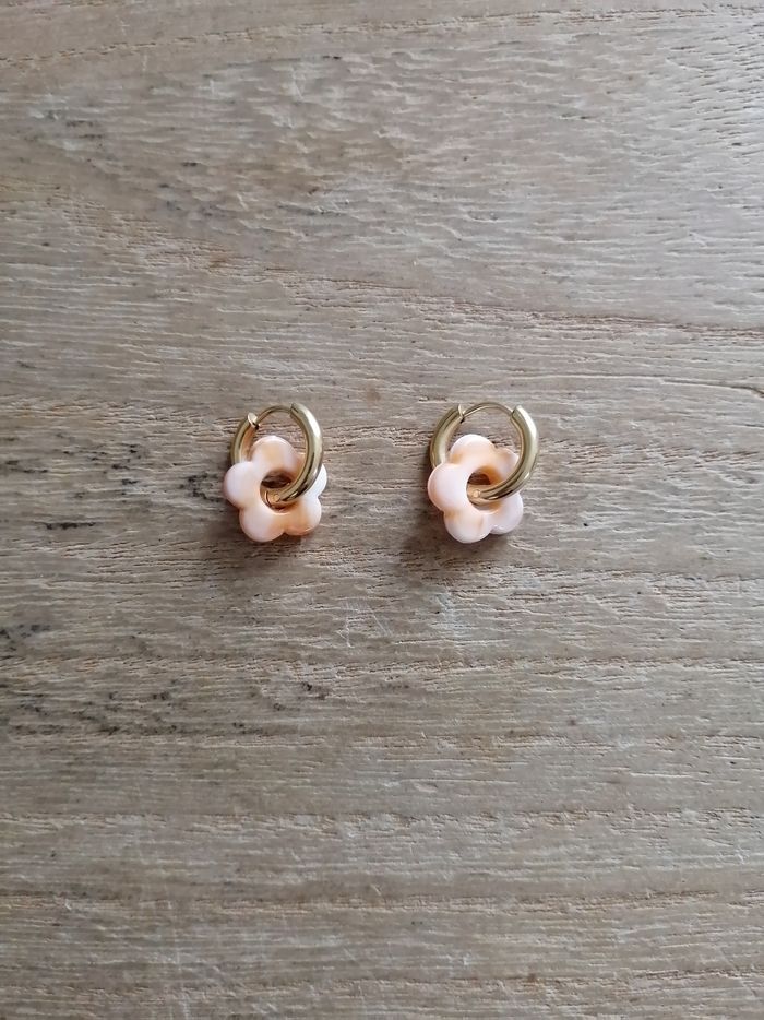 Boucles d'oreilles anneaux dorés en acier inoxydable avec petite fleur blanche et orange neuves - photo numéro 2