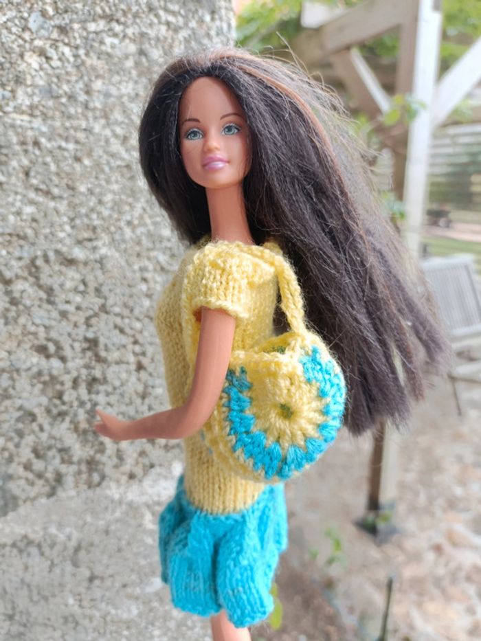 Robe jaune et bleu avec sac en crochet pour barbie