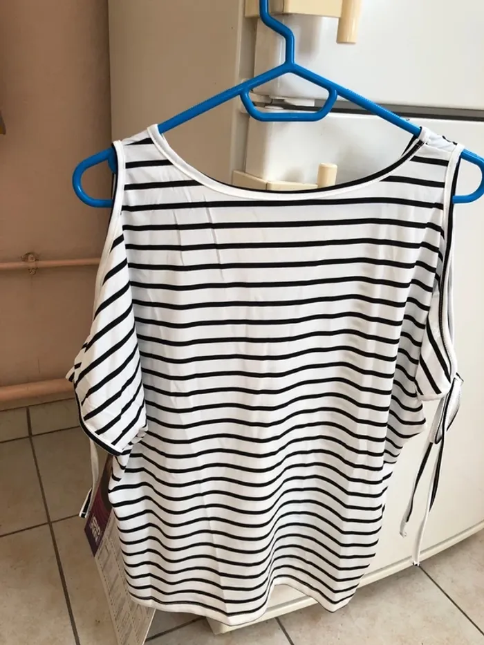 Ts.shirt rayé noir, épaules dénudées - photo numéro 6