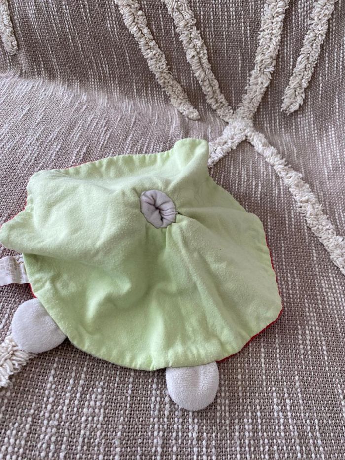 Peluche doudou plat 25cm doukidou poupée fille brune rouge et vert très bon état - photo numéro 3