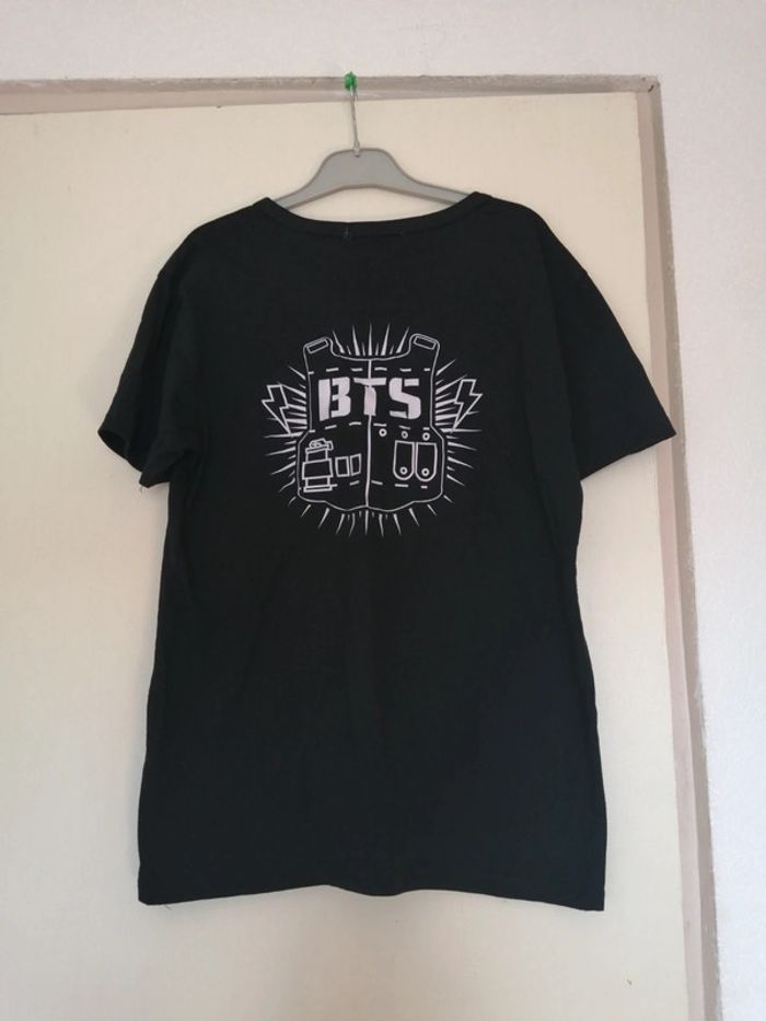 Tee shirt noir et blanc taille S du groupe de kpop BTS