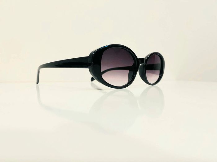 Lunette de soleil femme ovale noire verres dégradés uvprotection catégorie 3 - photo numéro 3