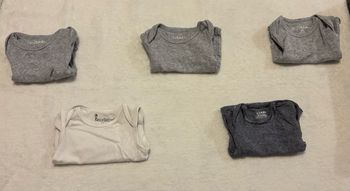 Lot de vêtements : 5 bodys manches courtes taille 3 mois 