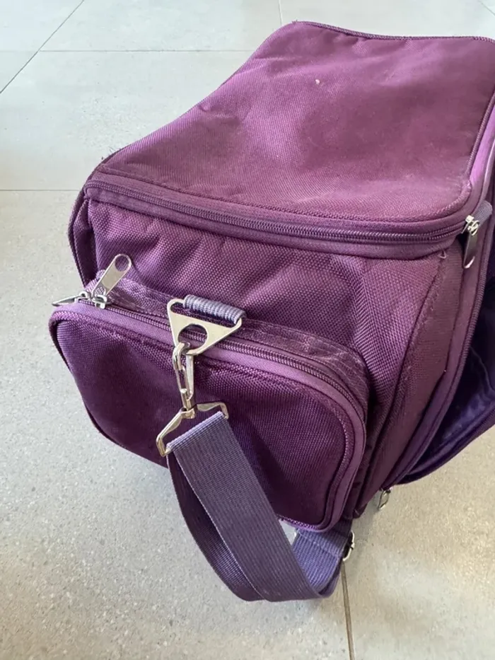 Sac à bandoulière violet, il y a quelques traces 42x24x24cm - photo numéro 5