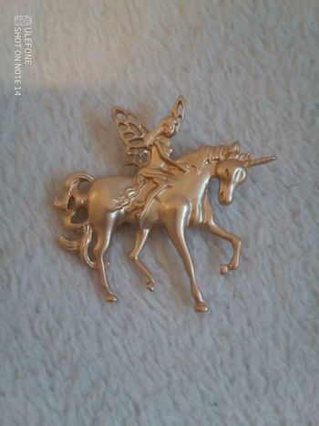 Broche fée sur licorne dorée