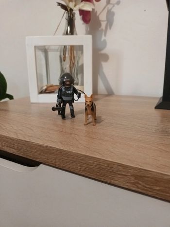Policier avec son chien playmobil