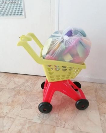 Lot Chariot Supermarché et un sac de divers ustensiles dînette
