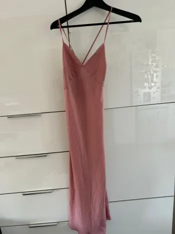 Robe longue rose croisé dans le dos