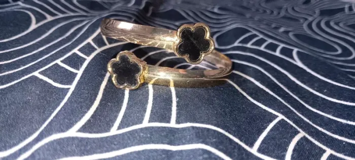 Bracelet jonc ouvert ajustable avec fleurs noires
