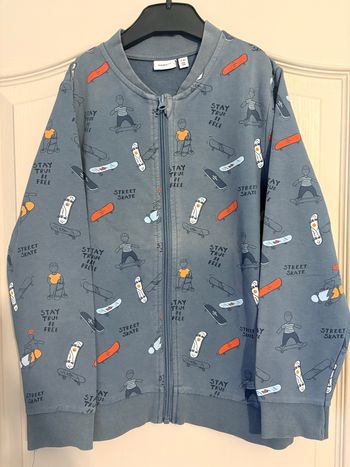 Gilet garçon 7-8 ans (122-128 cm) – Name It – Bleu motifs “Skate” – Bon état