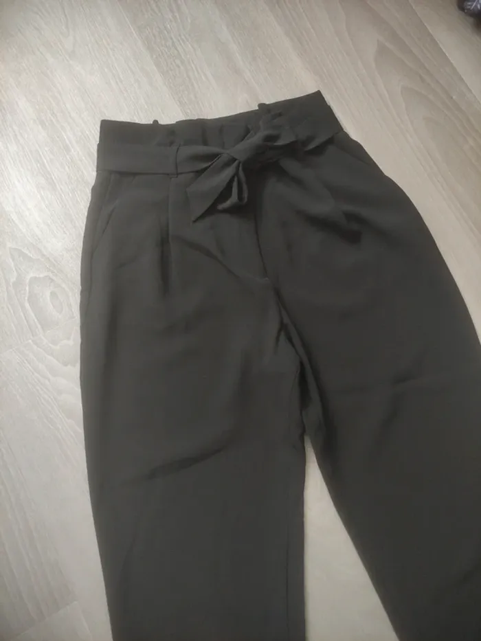 Très beau pantalon taille haute noir h&m taille 36 très peu porté - photo numéro 2
