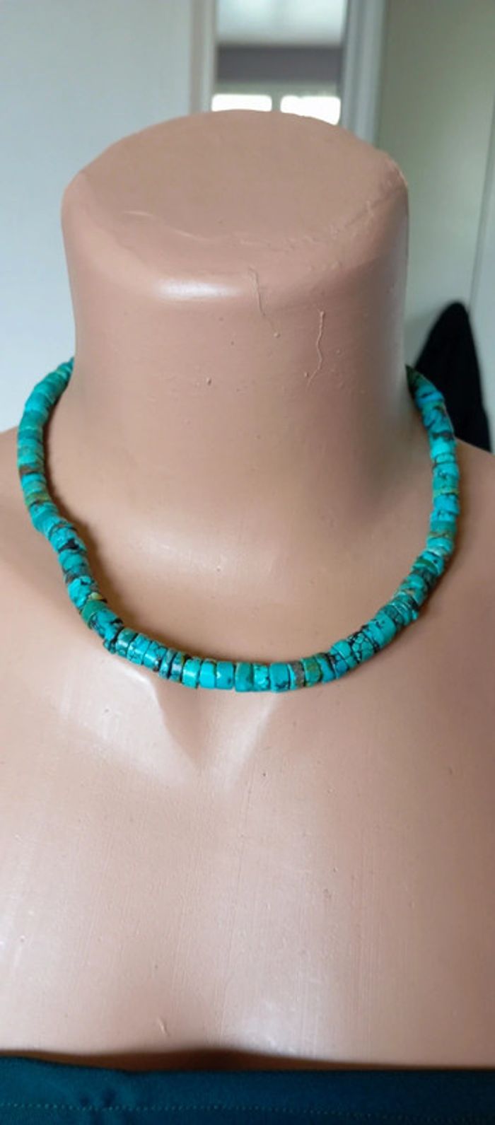Collier ras du cou en perles de turquoise