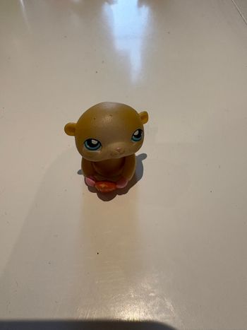 Figurine Pet Shop hamster beige avec son amande