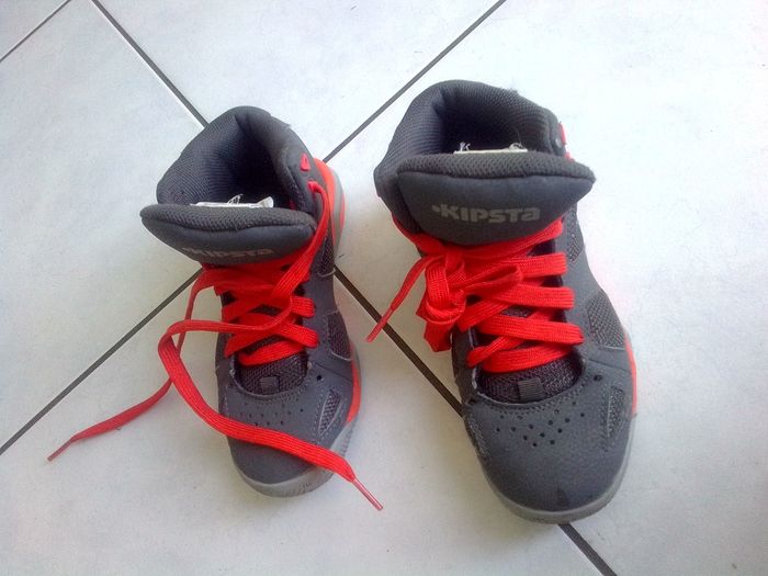 Lot de trois paires de chaussures t33 (chaussures de sport,chaussons de gym et chaussons Bellamy) - photo numéro 7