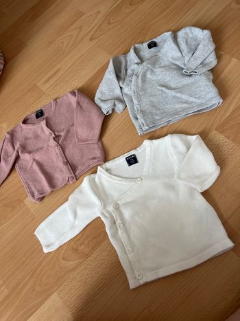 Lot de 3 gilets , taille 1 mois , neuf 