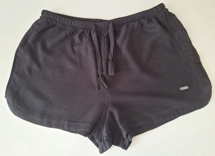 Short fluide noir idéal pour le sport