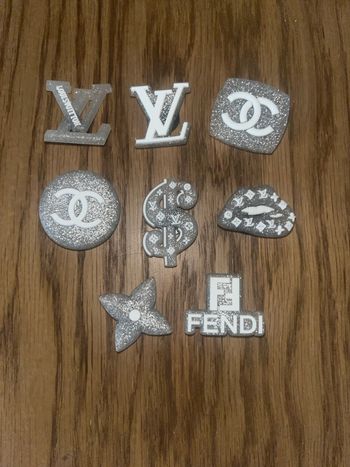 Lot 8 pin’s pour crocs 