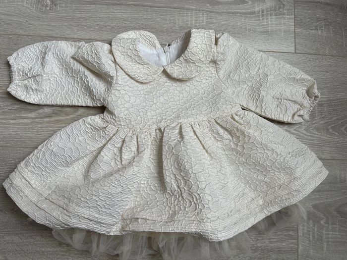 Robe cérémonie beige légèrement brillante 3-6mois - photo numéro 2