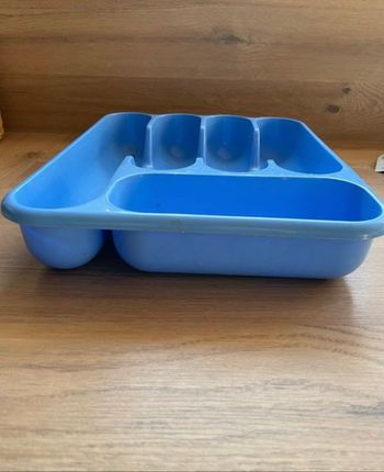 Range couverts en plastique bleu
