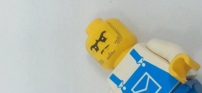 Homme cotte bleue avec marteau lego - photo numéro 8