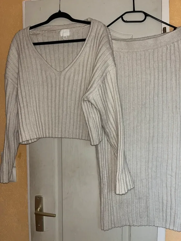 ensemble maille côtelé écru jupe et pull col v hm h&m crème - photo numéro 2
