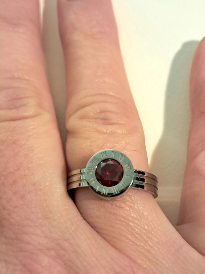 Bague fantaisie acier et cristal rouge - photo numéro 3