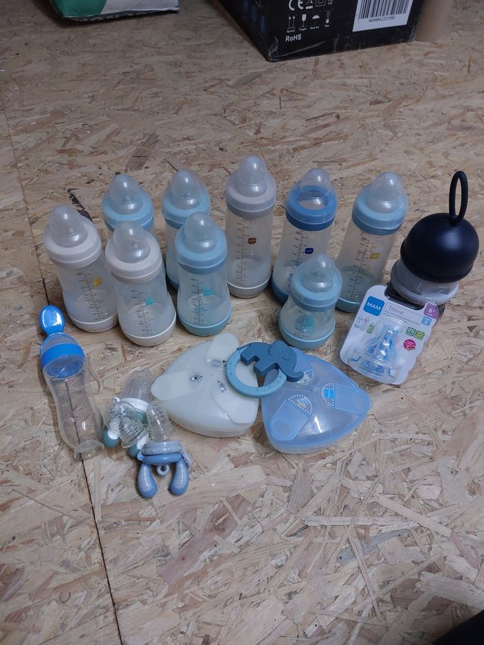 Lot biberons et accessoires