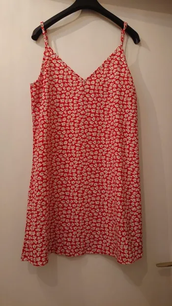 Robe été légère rouge à fleurs blanches