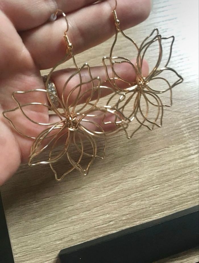 Boucles d’oreilles pendantes NEUVES pour femme forme de fleurs 🌼 couleur doré - photo numéro 4