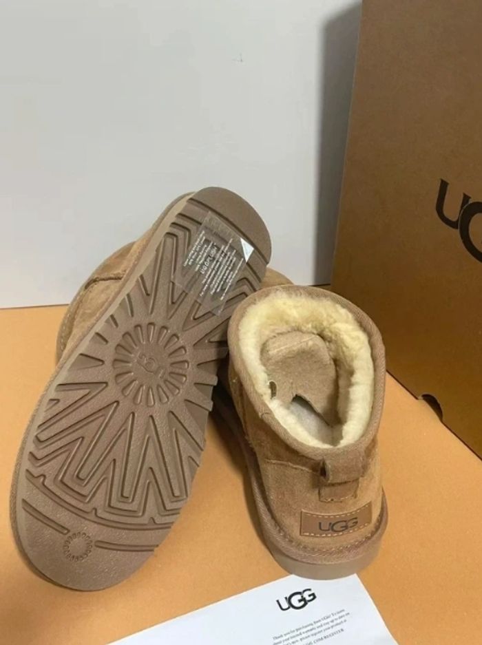 Bottes de neige UGG Mini, pointe 37
Couleur :Chataigne
Point :37
Neuves, dansleur boîte d'origine, jamais portées
Expédition sous 24h. - photo numéro 6
