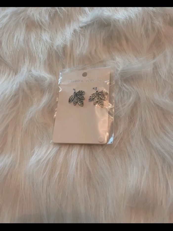 Très belle paires de boucles d’oreilles feuilles 🥰 neuve