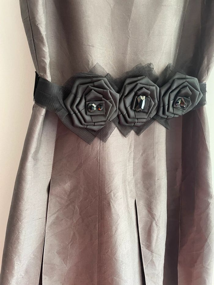 Robe grise en soie Caroll ceinture fleurs - photo numéro 4