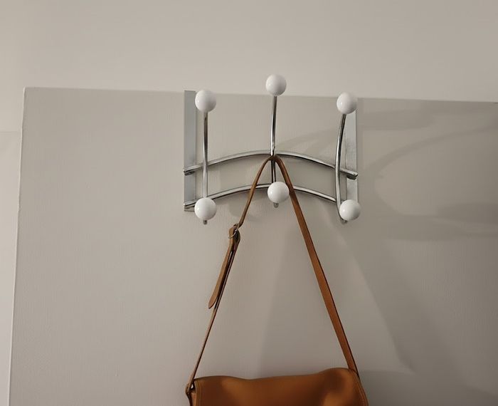 Porte-manteau design et moderne 6 crochets – Chrome et boules blanches