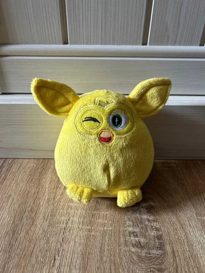 Peluche Furby jaune clin d’œil / Hasbro Play by Play (2013) / 15 cm / Très bon état